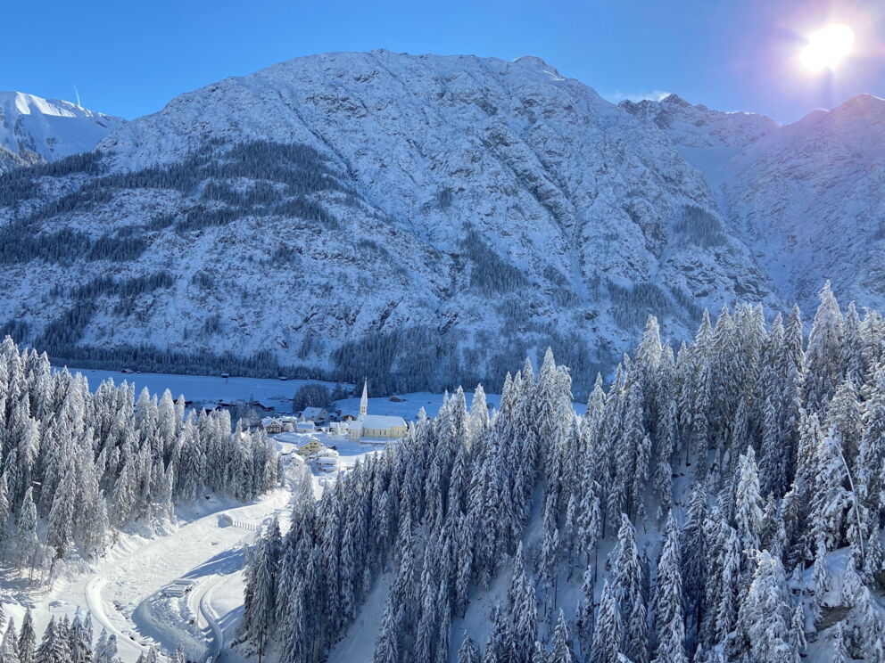 Wandern im Winter ab der Dorfstube in Holzgau im frischen Tiefschnee.