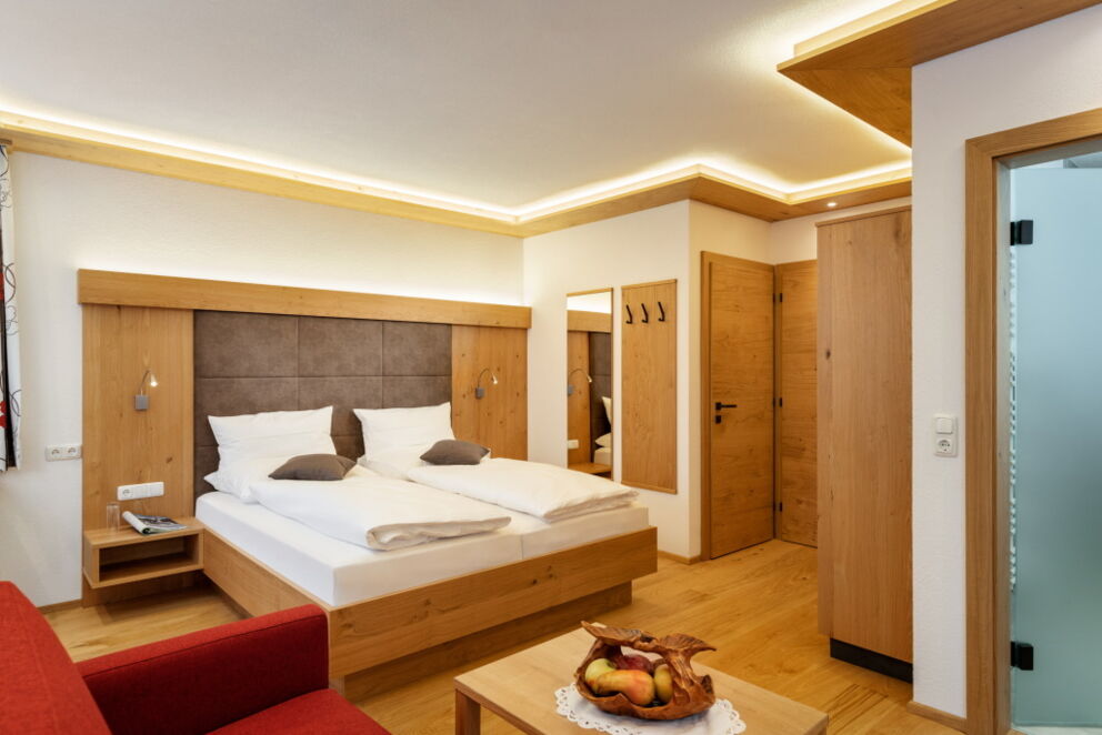 Großzügiges Doppelbettzimmer in der ersten Etage der Gäste-Pension-Dorfstube in Holzgau.
