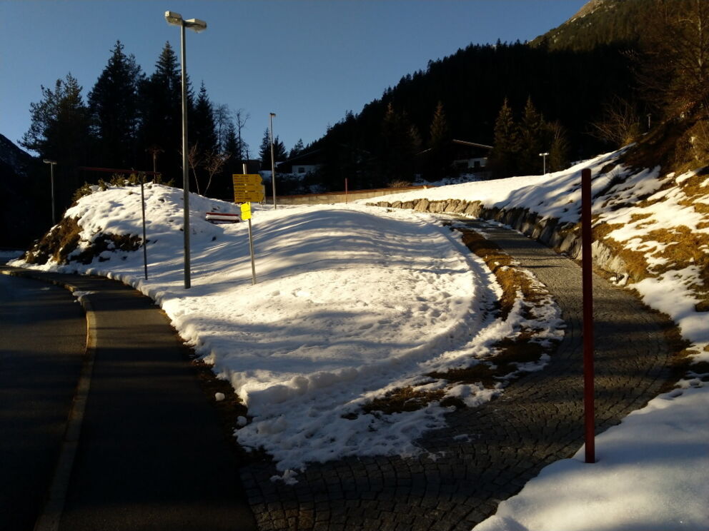 Auf der Hauptstraße nach Hinterhornbach die Abzweigung nach rechts Richtung Schröfle, Markierung Moos-Baichlstein folgen.