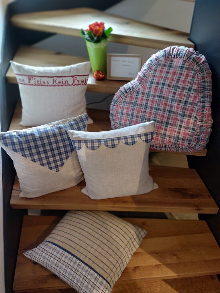 Kissenüberzüge selbst gemacht aus verschiedenen Stoffen.