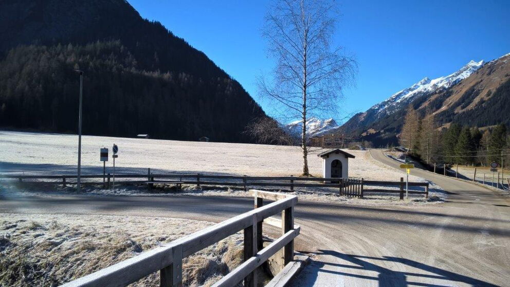 Raureifbildung auch auf den sonnigen Plätzen im Naturpark-Lechtal.