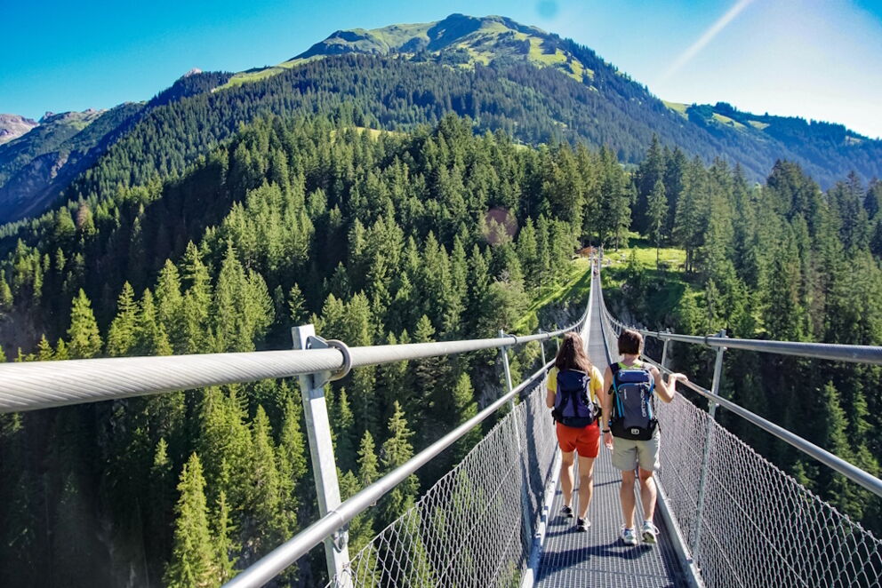 Grünes Lechtal, wandern über die Hängebrücke in Holzgau im grünen Naturpark-Lechtal.