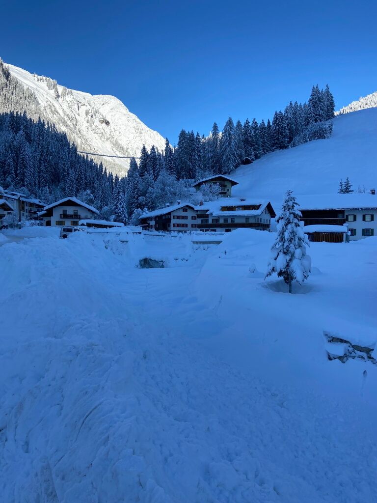 Weiße Winterpracht und knirschender Schnee beim Winterwandern rund um den Höhenbach in der Naturparkgemeinde Holzgau.