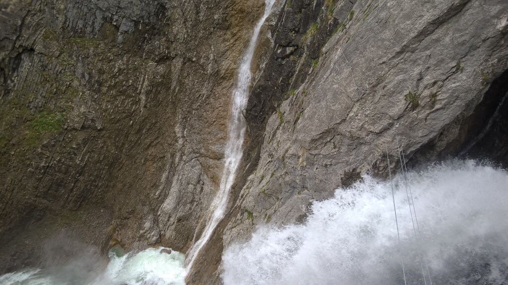 Klettern am tosenden Simms-Wasserfall in Holzgau.