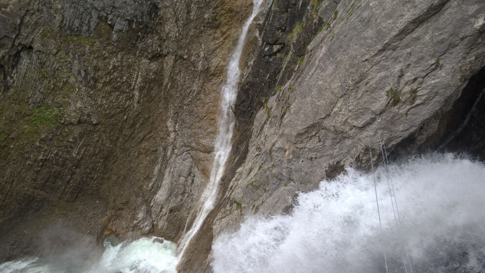Klettern am tosenden Simms-Wasserfall in Holzgau.