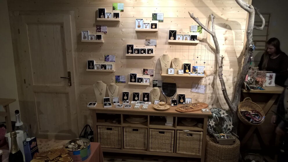 Glasblütenschmuck für den Hals und für den Arm.
