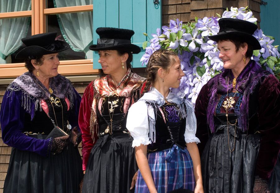 An Festtagen sehen Sie die Lechtaler Trachtenfrauen.