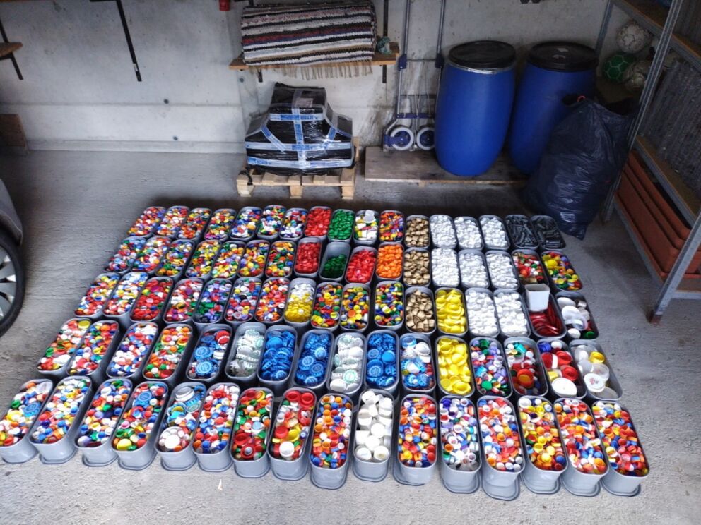 Die Dorfstube in Holzgau sammelt für den guten Zweck Kunststoffdeckel zum recyclen.