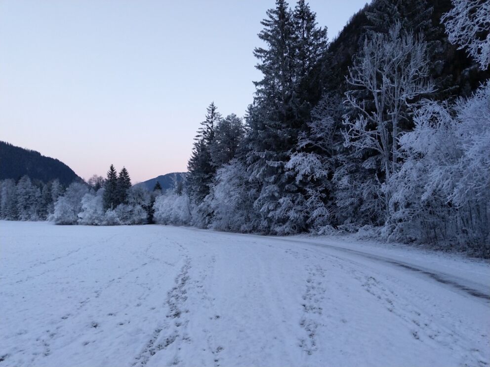 Wandern entlang dem Wanderweg bei knirschendem Untergrund.
