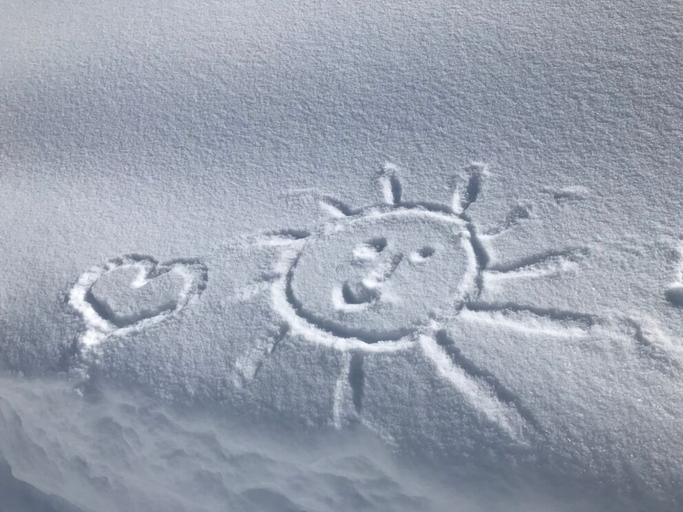 Sonnenbild im Pulverschnee beim Wandern im Lechtal.