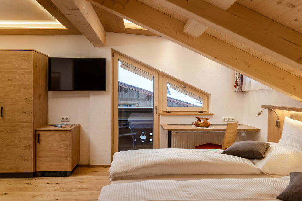 Übernachten im barrierefreien Doppelbettzimmer mit Sichtdachstuhl.