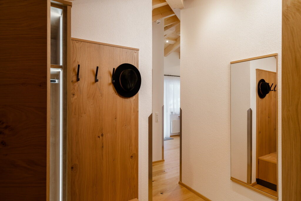 Großes Doppelbettzimmer mit Sichtdachstuhl und Garderobe.