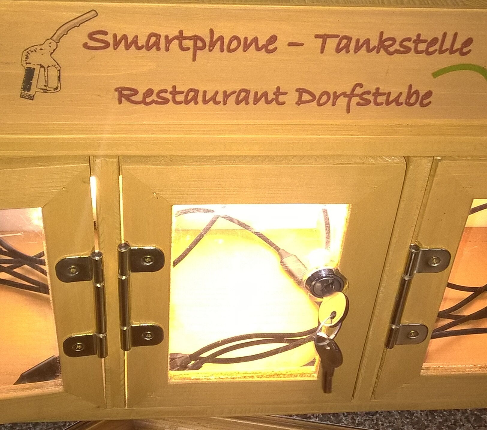 Schnelles aufladen von mobilen Geräten im Restaurant der Dorfstube in Holzgau.