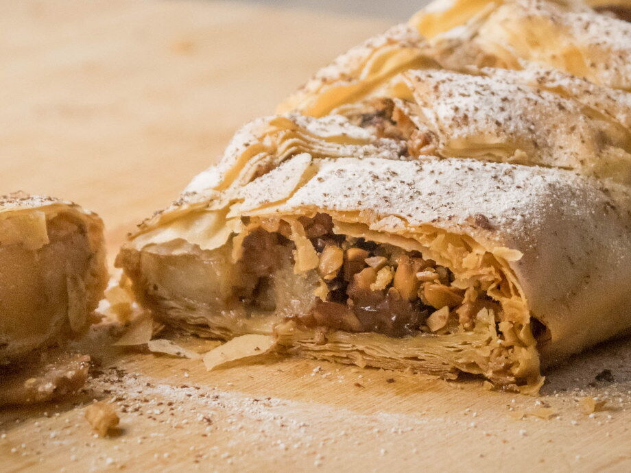 leckeren Apfelstrudel in der Dorfstube in Holzgau.