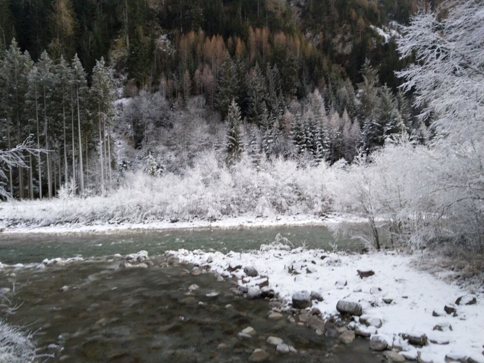 Wandern an der Lechwegschleife bei Raureif.