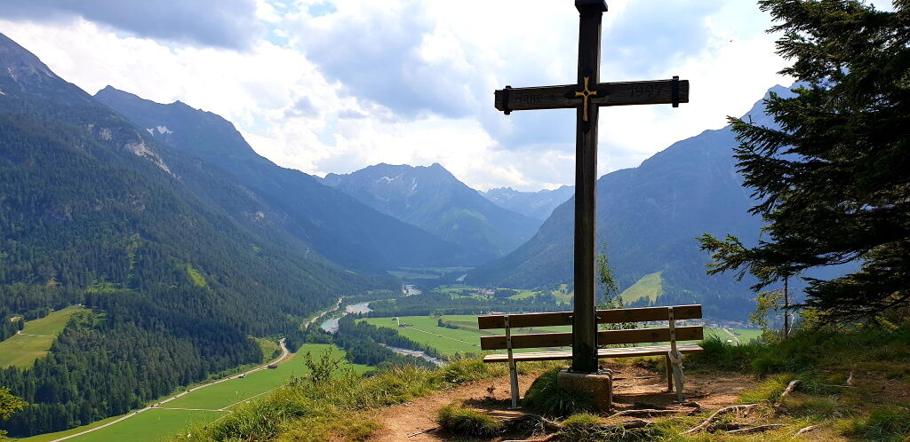 Sommerwandern auf dem Höhenweg zum Baichlstein.