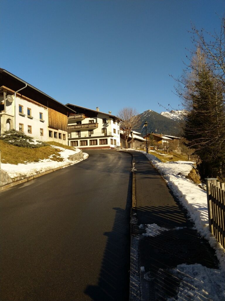 Folgen Sie dem Gehsteig für den Höhenweg Baichlstein.