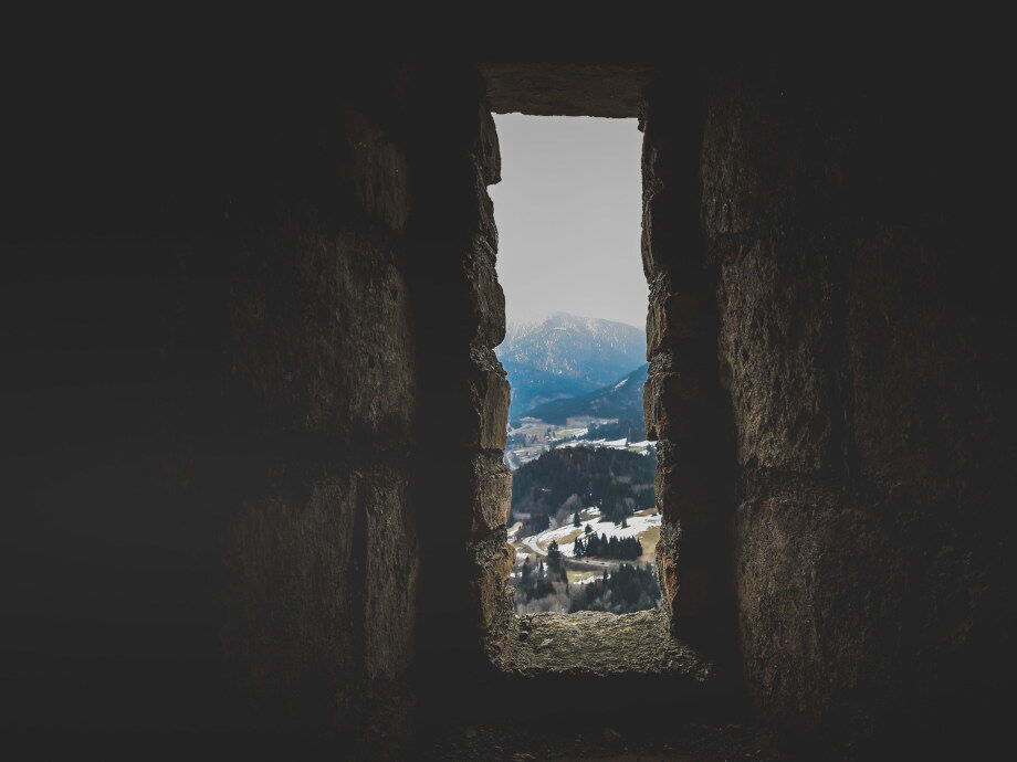 Wandern auf der Burg im Frühsommer.