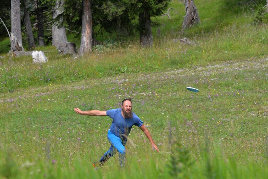 Sportlich unterwegs beim Disc-Golf im Naturpark-Lechtal.