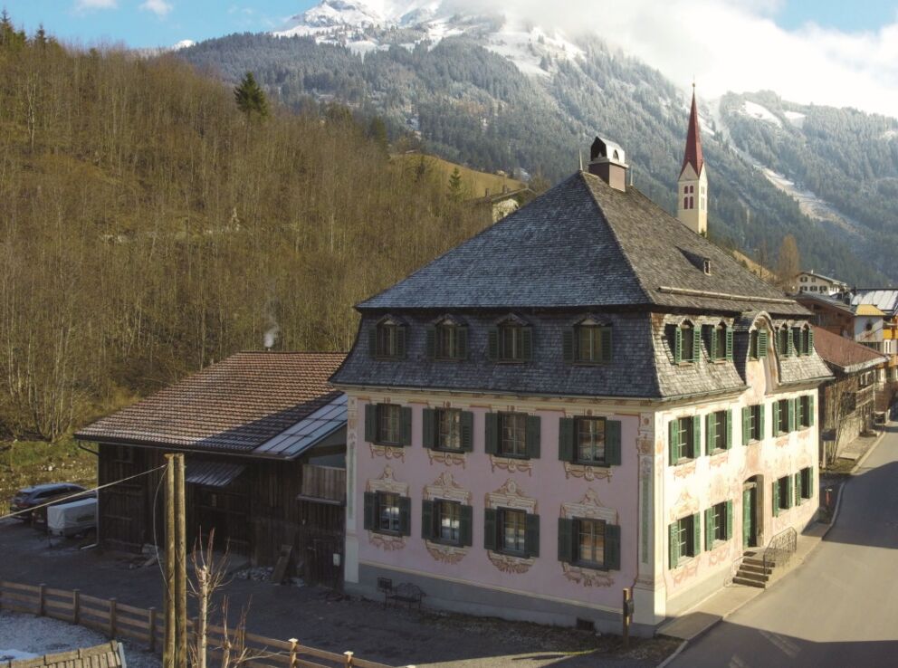 Außenansicht des Keramikladens Facettenreich in Holzgau.