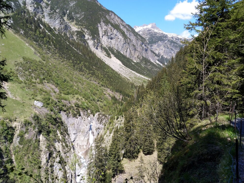 Höhenbachtalwanderung mit Blick auf den Simmswasserfall.