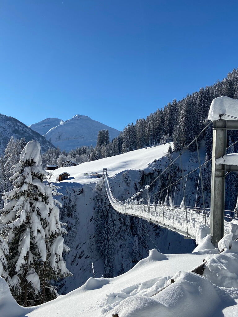 Winterwanderung zur Fußgängerhängebrücke in Holzgau.