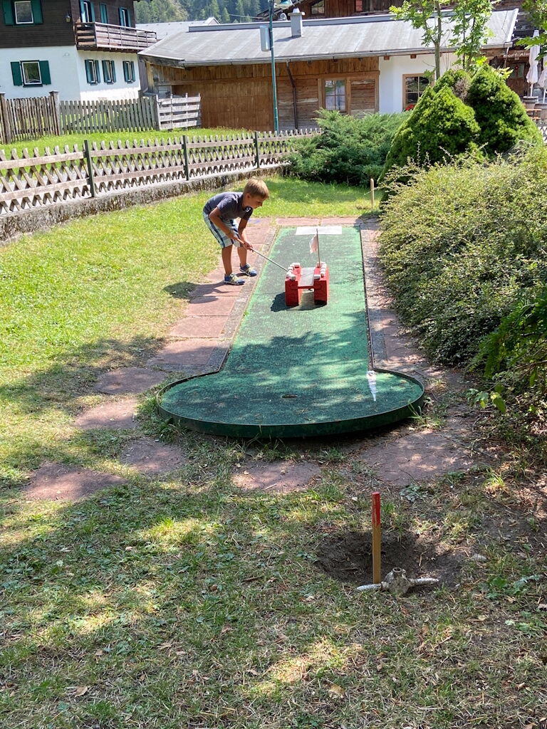 Minigolfbahn mit Burghindernis.