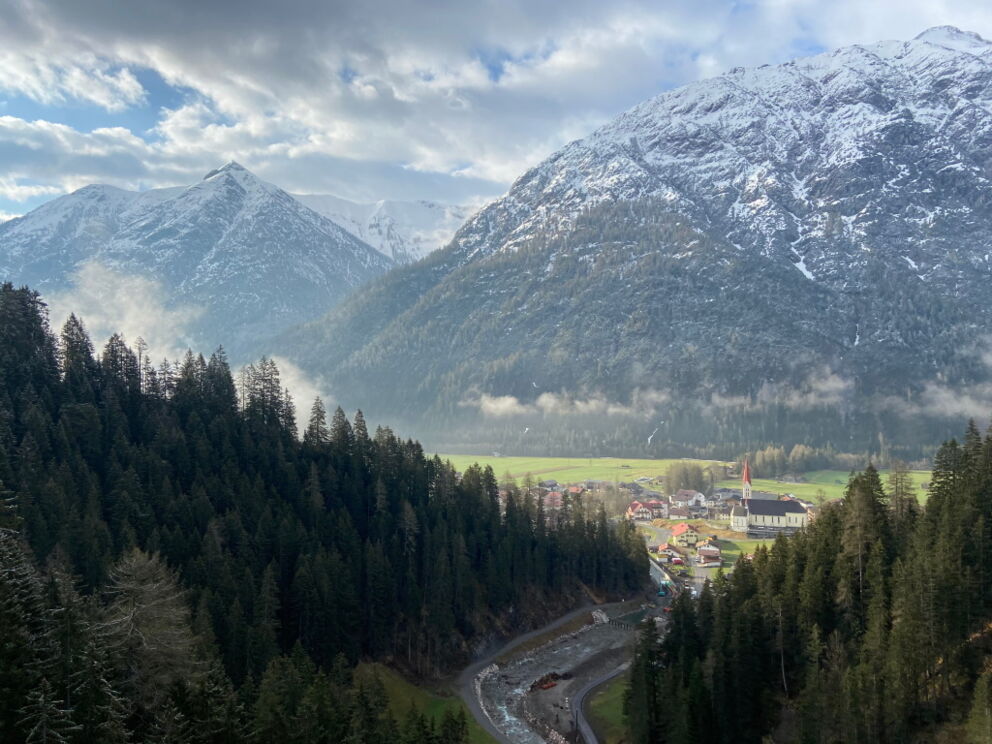 Schöner Morgenblick auf Holzgau mit angezuckerten Bergen.