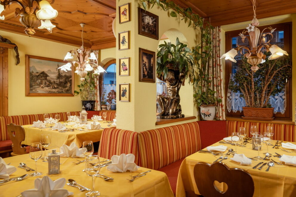 Speisen im Restaurant Dorfstube für die Gäste im Haus - Zimmer mit Halbpension im Lechtal in Österreich