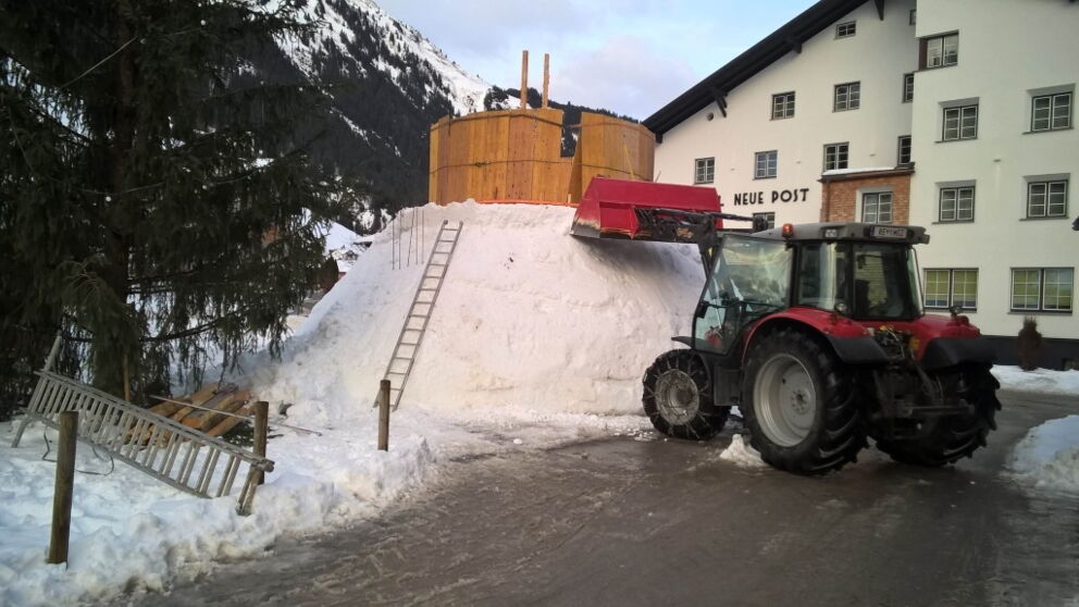 Aufbau und formen der zweiten Kugel des Schneemanns mit Traktor.