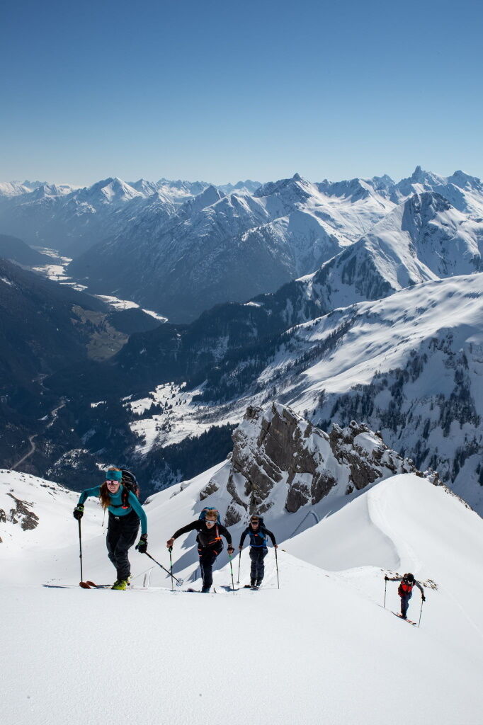 Schritt für Schritt nähert sich der Gipfel bei den Skitourentagen im Naturpark Lechtal.