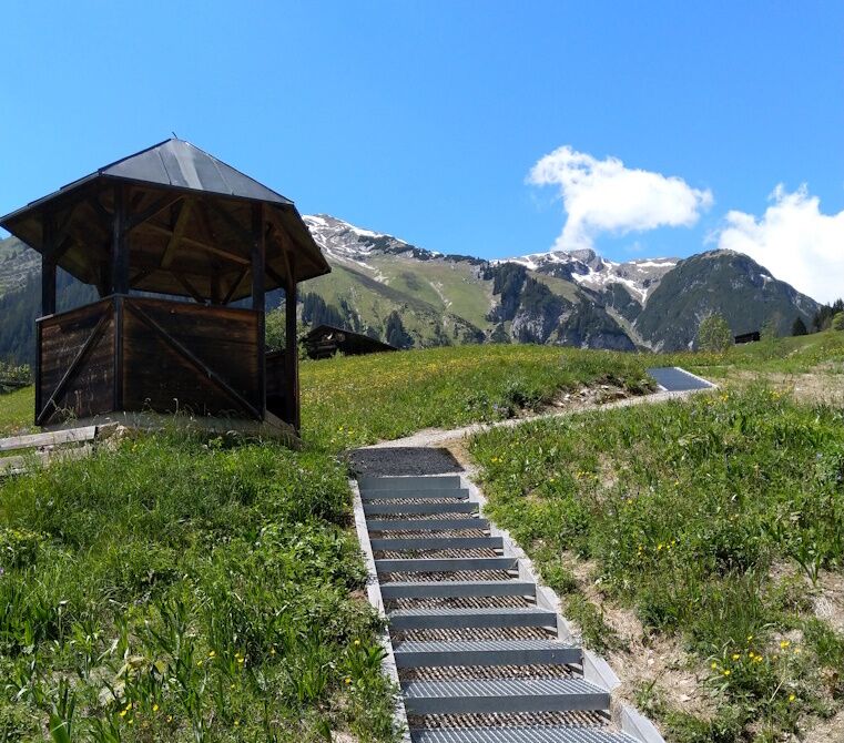 Wandern über die Stiege des Lebens am Vitalweg in Holzgau zur Hängebrücke.