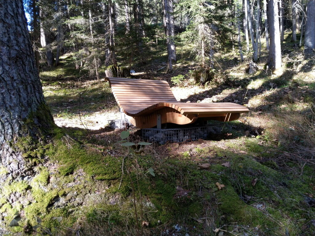 Kraftplatz und Liege für Silhouetten Bilder beim Wald-Spa in Holzgau
