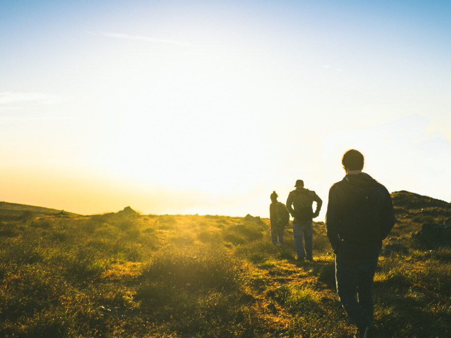 Wandergruppe wandert bis zum Sonnenuntergang.
