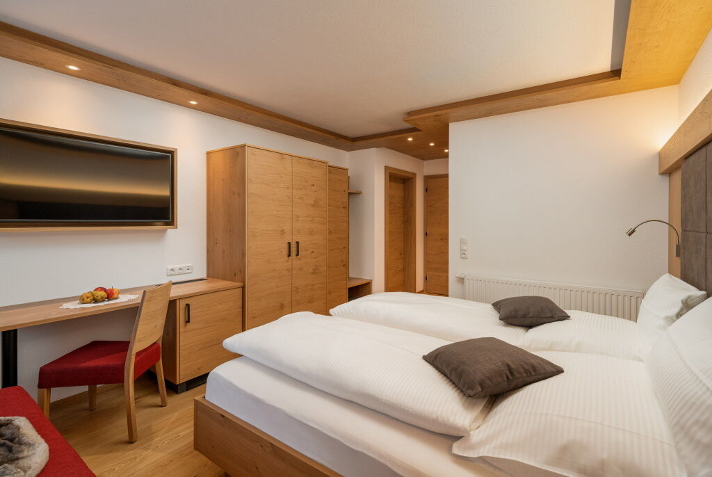 Blick ins Zimmer des kleinsten Doppelbettzimmers der Dorfstube in Holzgau.