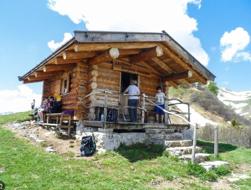Wandern am botanischen Lehrpfad an der Jöchelspitze.