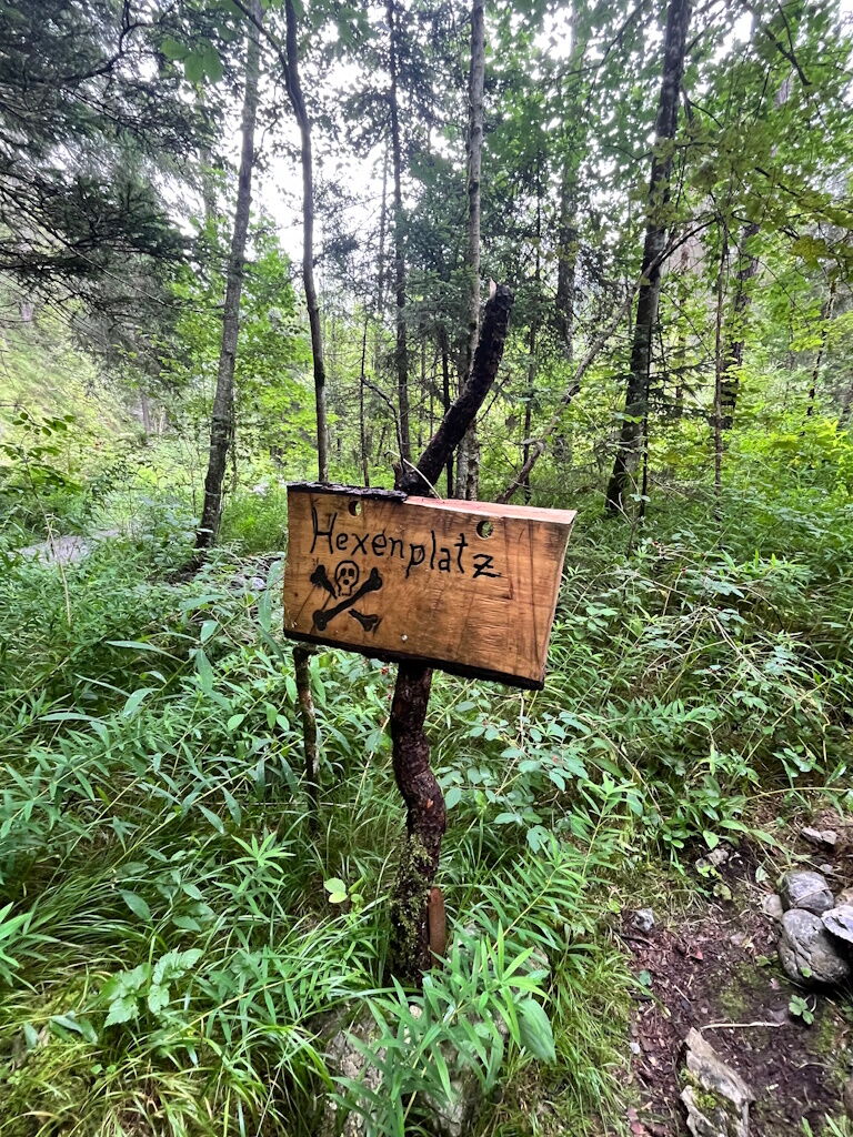 Hinweisschild zum Hexenplatz im Zaubermärchenwaldweg.