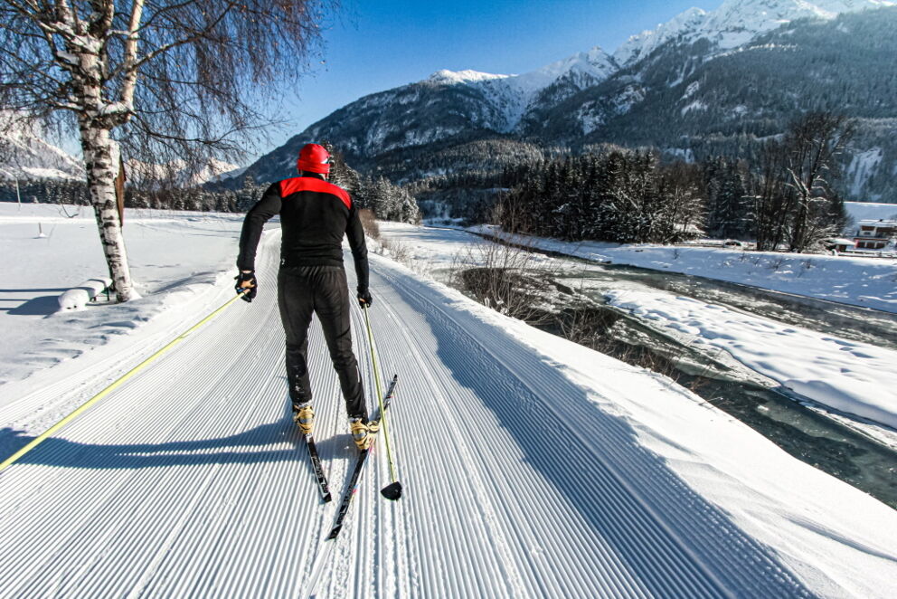 Skating-Spuren im Naturpark-Lechtal mit abwechselnden Sonnen und Schattenzonen.