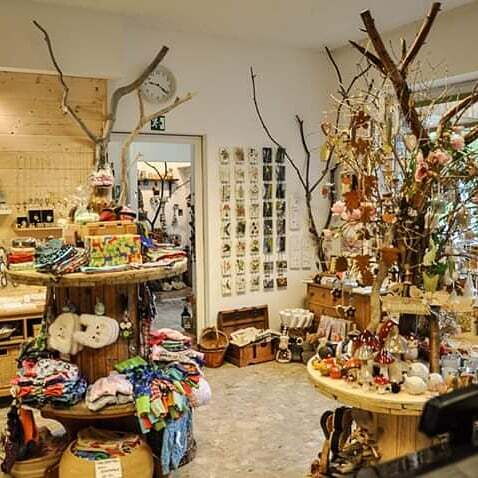 Großzügige Verkaufsfläche im Kreativladen in Bach mit verschiedenen Naturmaterialien aus der Region.