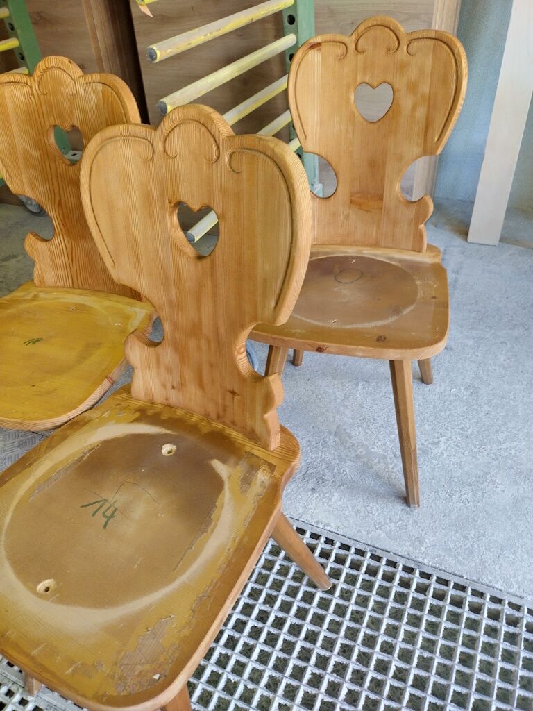 Fertig lackierte Stühle der Dorfstube in der Tischlerei Heel.