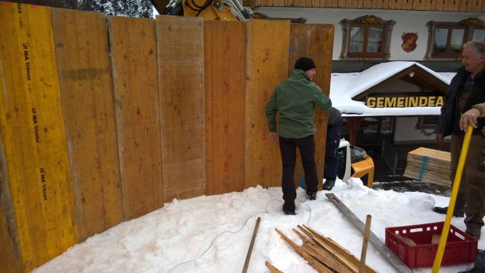 Aufbauarbeiten der zweiten Schneemannkugel mit Hilfe von Schaltafeln.