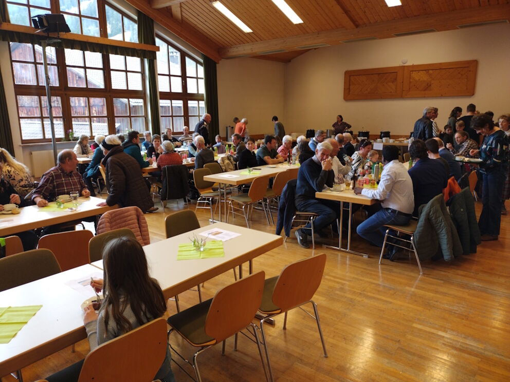 Besucher im Gemeindesaal von Holzgau für den Suppensonntag.