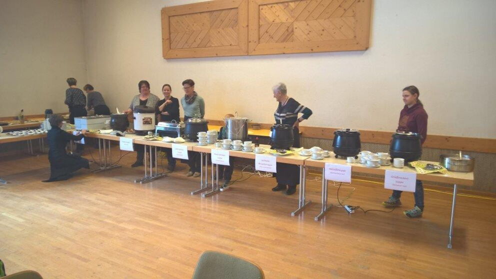 Verkaufstand Suppensonntag im Gemeindesaal von Holzgau.