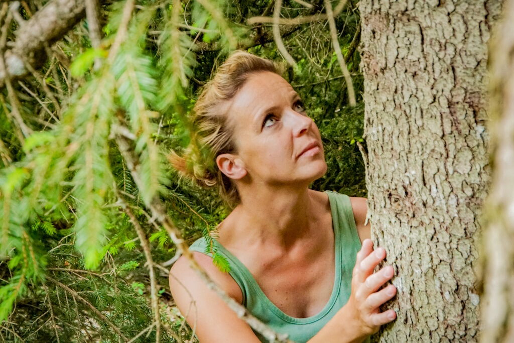 Kraft tanken beim Waldbaden und die Natur mit den Sinnen wahrnehmen.