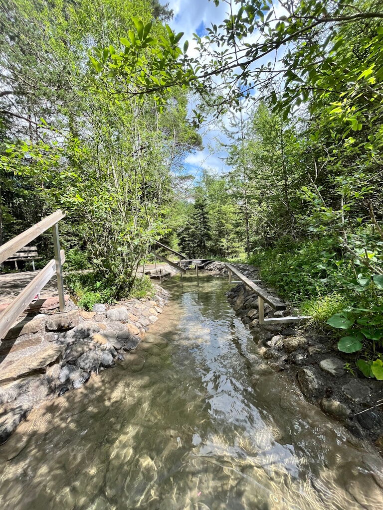 Aktiv Kneippen im großen Tretbecken der Kneippanlage in Hägerau.