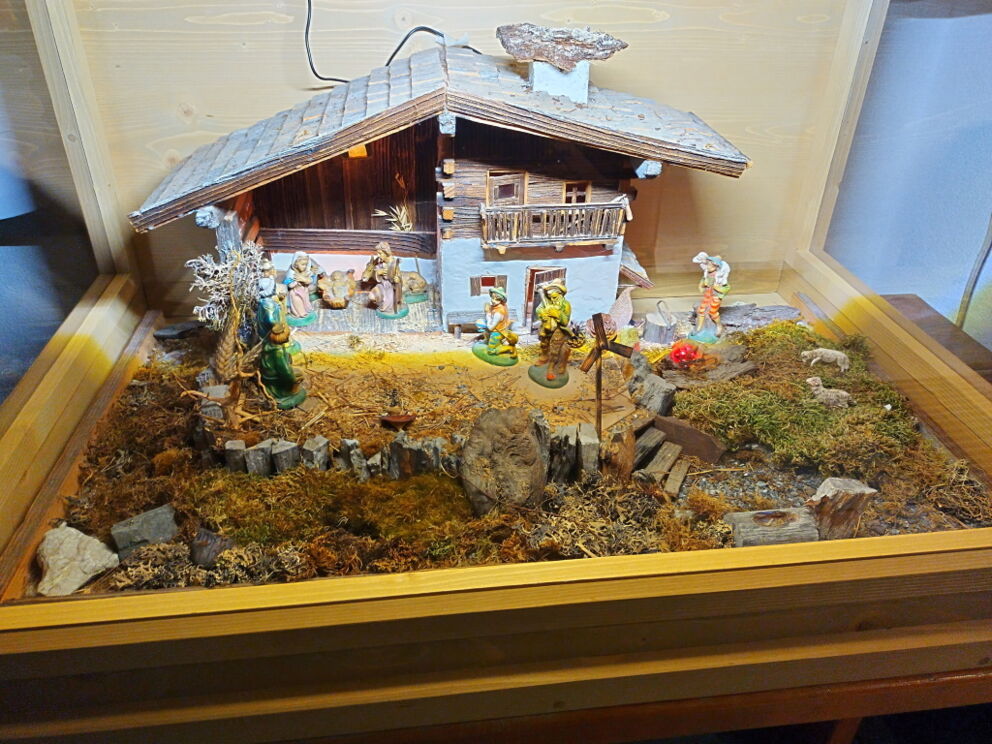 Krippenwanderung und Station der Dorfstube mit der Krippe im Außenbereich der Unterkunft.