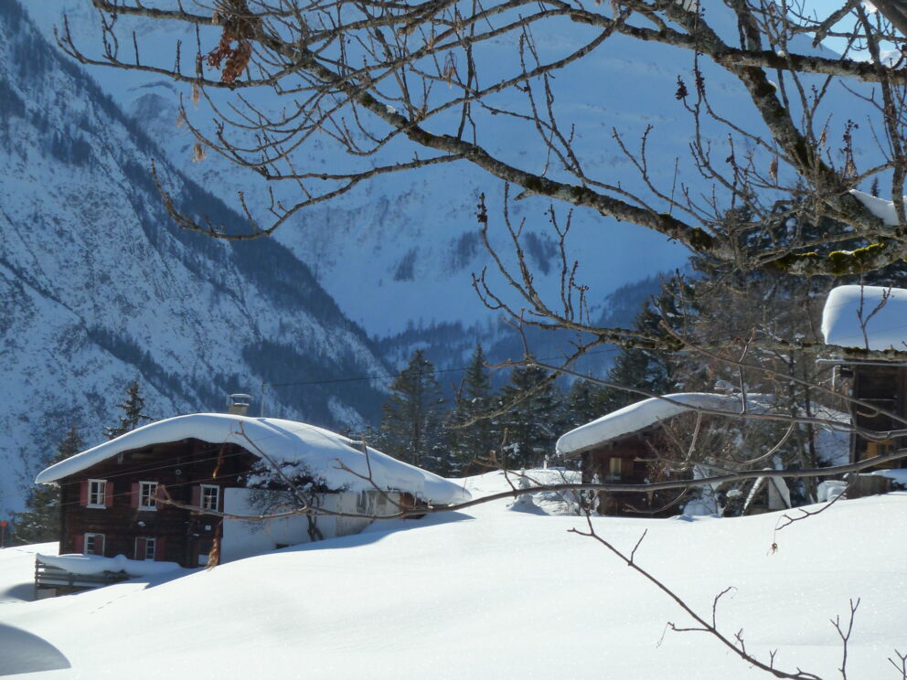 Wandern im tiefen Schnee im Naturpark Lechtal in Holzgau.