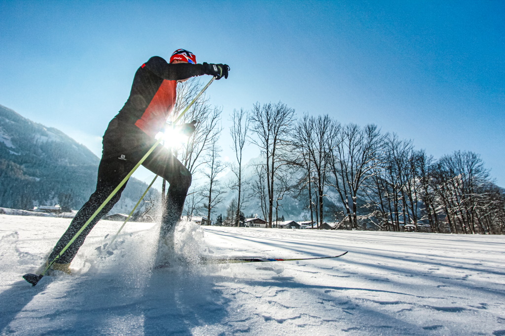 Kurzes Warmlaufen im Schnee vor dem Start in die Langlaufloipe.